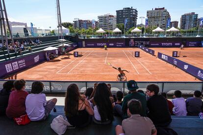El público observa un partido de tenis en silla del TRAM Barcelona Open.