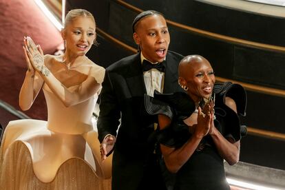 Ariana Grande, Lena Waithe y Cynthia Erivo reaccionan a la victoria de Nathan Crowley y Lee Sandales en el Oscar al Mejor Diseño de Producción por 'Wicked'.