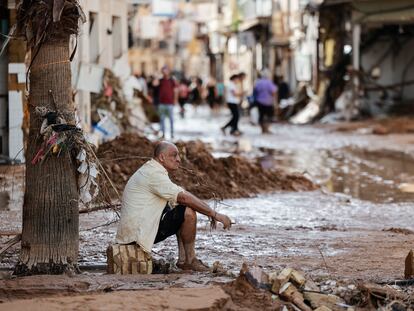 Un hombre observaba el 31 de octubre los daños causados por las inundaciones en Paiporta (Valencia).