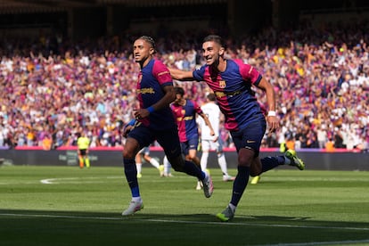 Raphinha (a la izquierda) celebra con Torres el tercer gol.