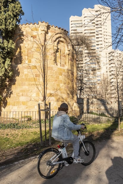 La contaminación está disgregando los muros de la ermita de San Isidoro de Ávila, traída al Retiro en 1896 tras la desamortización. Acusan un especial desgaste las arquivoltas de caliza.
