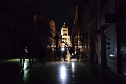 Vista de la céntrica calle Larios de Málaga, durante la noche del lunes.