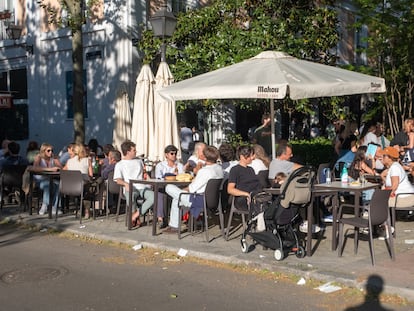 Una terraza de Madrid durante el apagón del lunes.