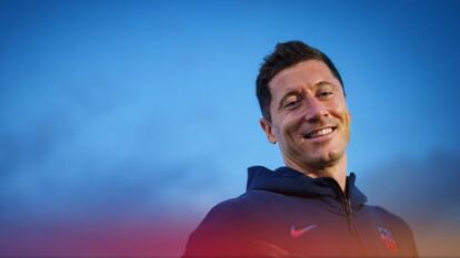 Robert Lewandowski ya es oficialmente jugador del Barcelona.