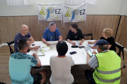 Miembros de la plataforma contra de la instalación de la central eléctrica en Gatika, reunidos el pasado 31 de mayo en la localidad vizcaína.