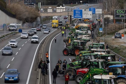 Protesta de los agricultores catalanes en el Vallés Oriental, este martes en Barcelona.