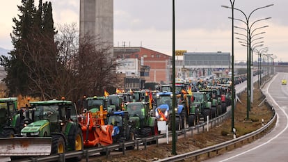 Decenas de tractores recorren la N-330 a la altura de la localidad de Cuarte de Huerva cerca de Zaragoza, el 9 de febrero.