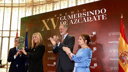 El Poder Judicial, Premio Gumersindo de Azcárate 2025. En la foto, de izq. a dcha.: Félix Bolaños (ministro de Presidencia, Justicia y Relaciones con las Cortes), Isabel Perelló (presidenta del TS y del CGPJ), el Rey Felipe VI y María Emilia Adán (decana del Colegio de Registradores).