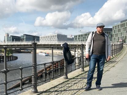 El opositor ruso Leonid Volkov, frente al parlamento alemán, este viernes.