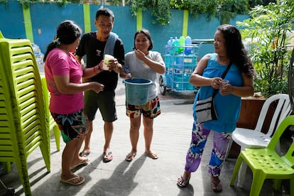 La capital y sus alrededores concentran el 17% de los casos de dengue de lo que va del año. Es por eso que Cernal ha invitado a los ciudadanos a traer los mosquitos o sus larvas a una sede institucional para, allí, matarlos con luz ultravioleta u otros métodos. El 19 de febrero, en uno de los primeros días de campaña, hombres y mujeres llegaron con los mosquitos que habían atrapado. En los primeros días, según las autoridades, se recolectaron unos 700 mosquitos. La estrategia se ha extendido durante un mes. Ahora, el gobierno local de Addition Hills implementa otras estrategias de recogida de basuras, limpieza y fumigación para atajar el vector.