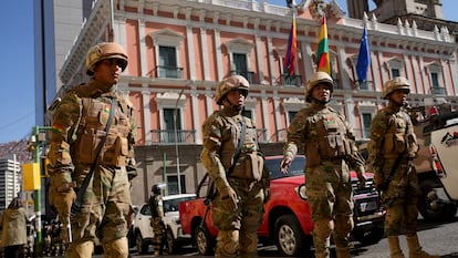 Los militares han ocupado el Palacio Quemado, sede del Gobierno, tras forzar las puertas con un vehículo blindado.