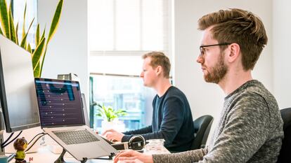 Dos empleados trabajando con un ordenador