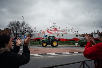 Varias personas aplauden a los agricultores en la carretera M-503 a su paso por Brunete (Madrid), este viernes.