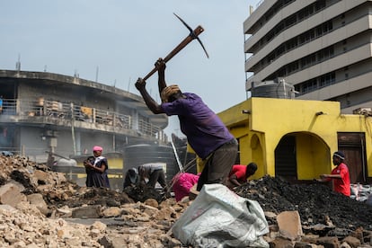 La mala calidad de mucha de la ropa que se compra en el Norte Global hace que sea menos duradera y pone en entredicho esa segunda vida que se le pretende dar cuando se deposita en un contenedor, desde donde puede recorrer miles de kilómetros para terminar en lugares como Kantamanto. Además, la moda ultrarrápida implica que los tejidos que se usan son cada vez más sintéticos y contaminantes, algo que afecta a los países receptores de las prendas de segunda mano como Ghana. En la imagen, varias personas buscan entre los restos del incendio y limpian los escombros del mercado, el 4 de enero de 2025.