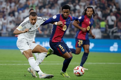 El delantero francés del Real Madrid Kylian Mbappé marcar el primer gol del equipo blanco.