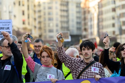 Manifestantes en Valencia sujetan llaveros en protesta por los altos precios de la vivienda, en una marcha el pasado abril.