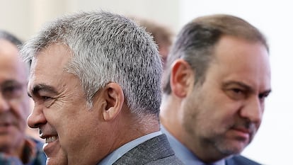 Santos Cerdán y José Luis Ábalos, en noviembre de 2023 durante la toma de posesión de Óscar Puente como nuevo ministro de Transportes.