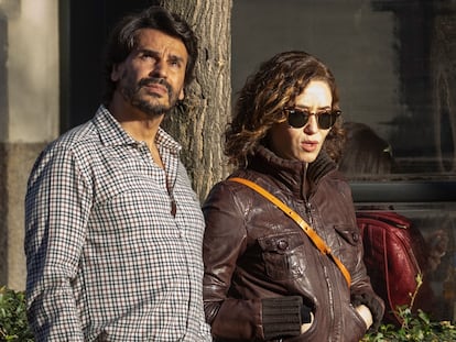 La presidenta Isabel Diaz Ayuso pasea por Madrid con su novio Alberto González Amador el 6 de febrero de 2022.