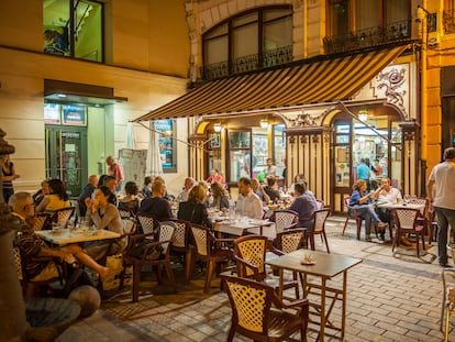 Una concurrida terraza en la calle Laurel, de Logroño.