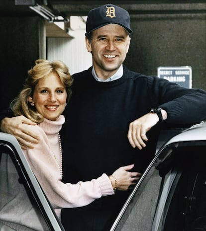 Joe Biden con su esposa, Jill Biden, después de operarse de un aneurisma, el 23 de febrero de 1988.