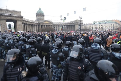 Policías y manifestantes durante una protesta contra la detención del opositor Alexéi Navalni en San Petersburgo, en Rusia.