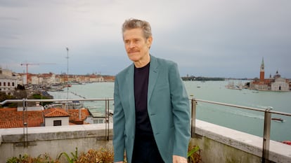 Willem Dafoe posa en Venecia el pasado marzo, durante los preparativos de su primera edición como director de la Bienal de Teatro.