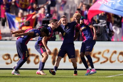 Varios jugadores del Barcelona celebran al final del partido contra el Real Madrid en el Estadio Olímpico Lluis Companys de Barcelona.