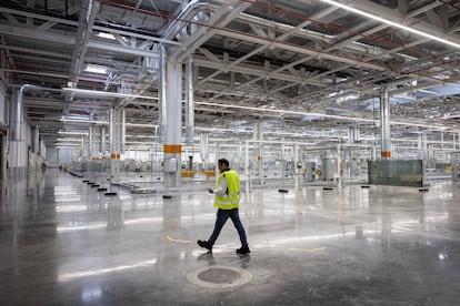 Instalaciones de la nueva planta de ensamblaje de celdas de baterías en Martorell, este jueves.
