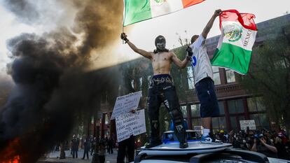 Un manifestante ondea una bandera de México durante una protesta en Los Ángeles.