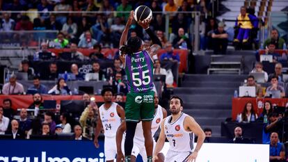 Kendrick Perry lanza a canasta durante la final ante la mirada de Facundo Campazzo.