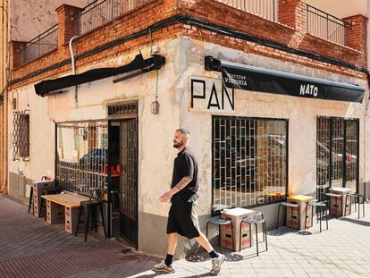 Furi, ante el local de Nato, en el barrio madrileño de Usera.