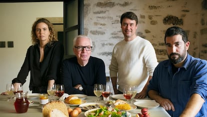 De izquierda a derecha, Celeste Chipperfield, directora de Casa RIA; su padre, el arquitecto David Chipperfield; David Sueiro, fundador de Galo Celta, y Iago Pazos, chef de A Cantina y Abastos 2.0.