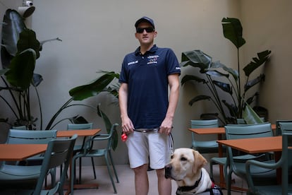 En la imagen Dani Pich con su perro guía en el bar Faborit de la Calle Corsega de Barcelona. Foto: Massimiliano Minocri