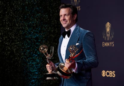 Jason Sudeikis com seu prêmio de melhor ator de comédia.