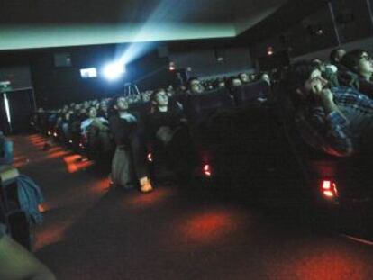 Espectadores en una sala donde se reponen películas clásicas.